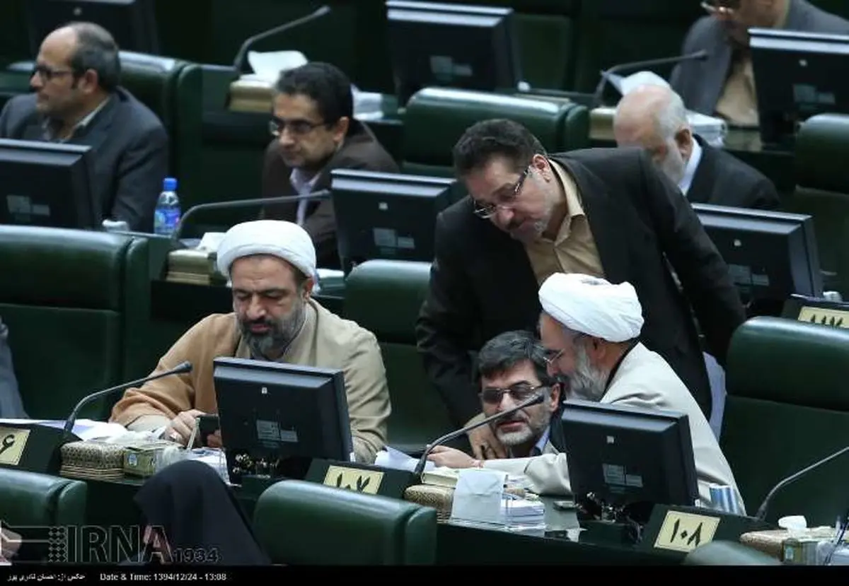 گوشی بازی در مجلس/ عکس