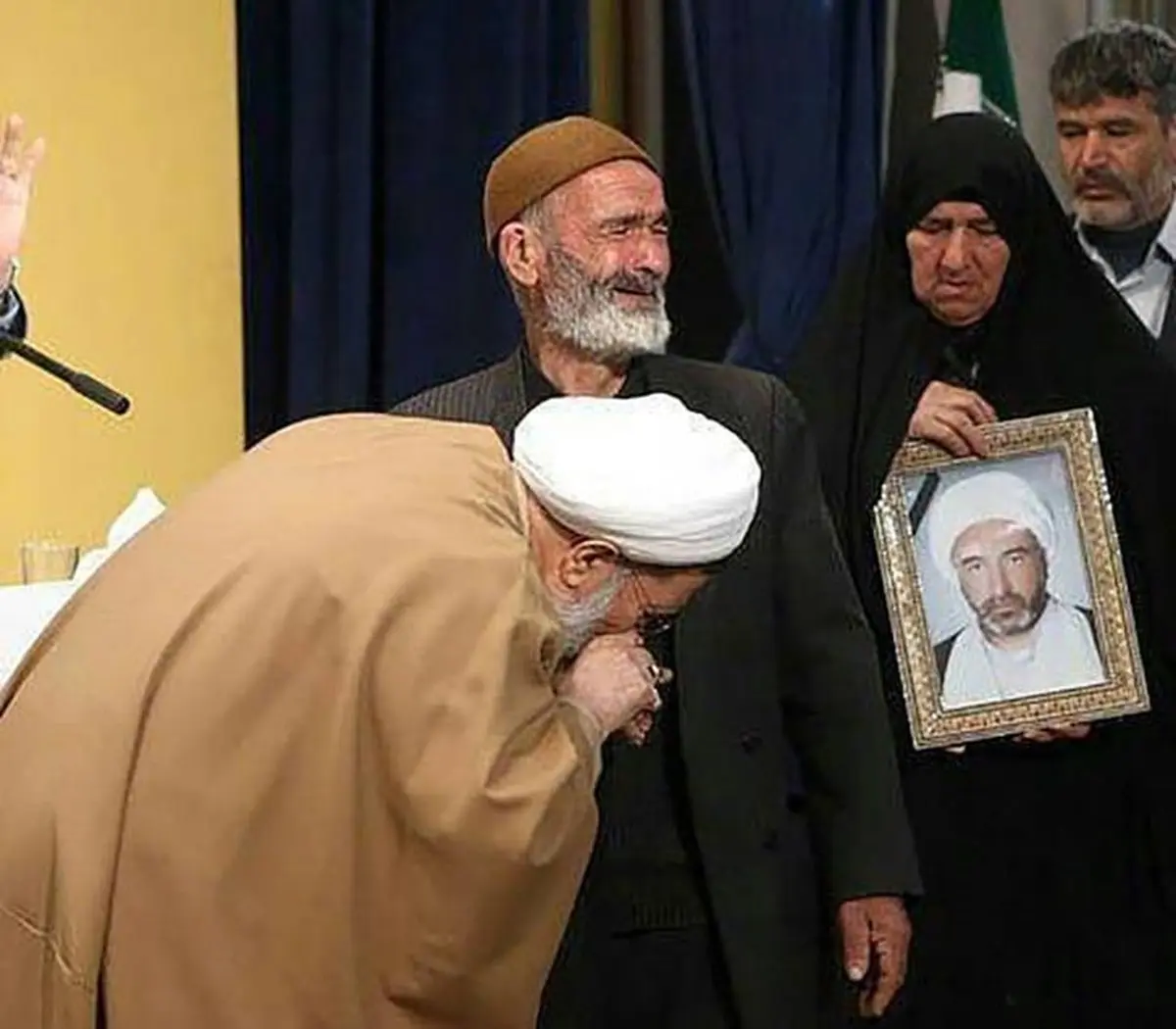 بوسیدن دست پدر شهید توسط نماینده ولی فقیه در ارتش / عکس