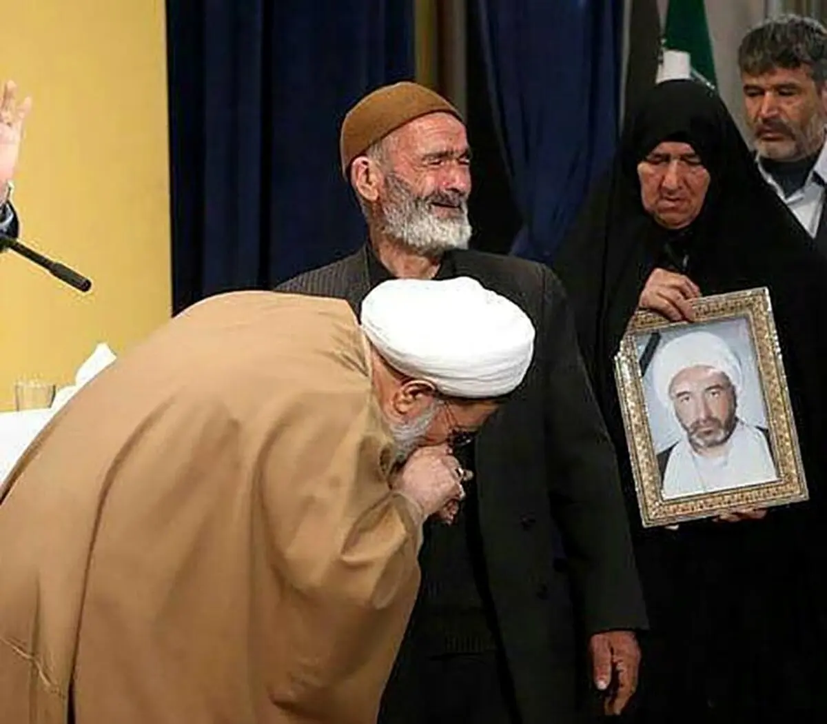 بوسیدن دست پدر شهید توسط نماینده ولی فقیه در ارتش / عکس