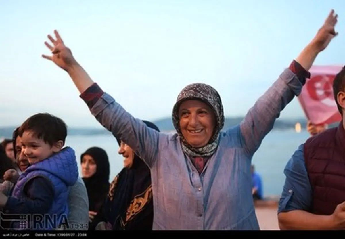 شادی هواداران اردوغان از نتیجه همه پرسی/تصاویر