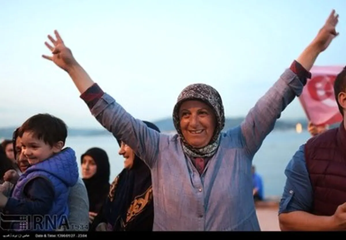 شادی هواداران اردوغان از نتیجه همه پرسی/تصاویر