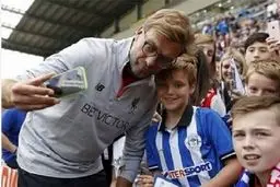 سلفی یورگن کلوپ با کودکان هوادار ویگان/ عکس