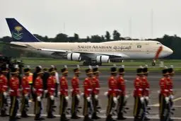 سفر پادشاه عربستان به اندونزی با هیأت همراه 1000 نفره و خودروهای لیموزین (+عکس)