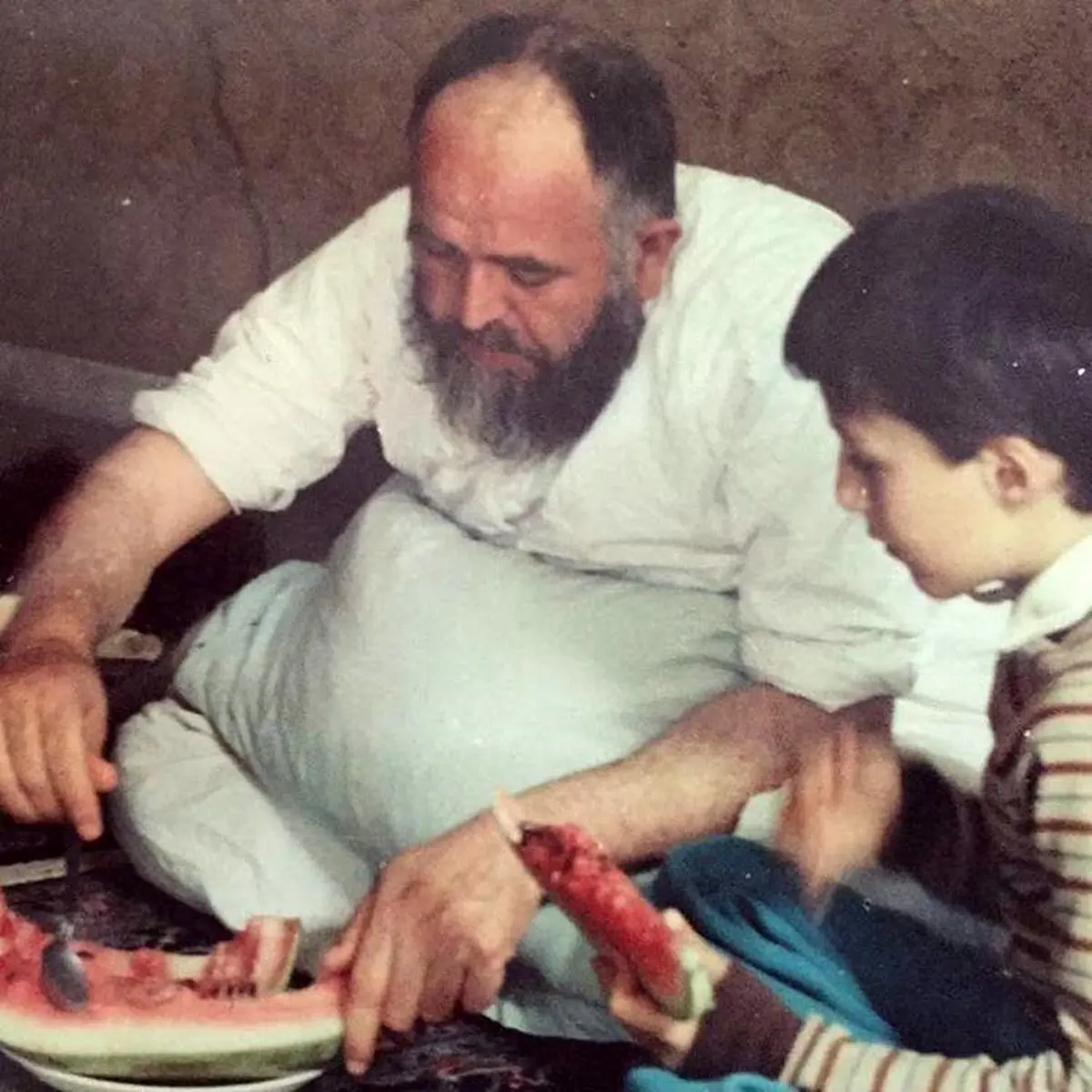 هندوانه‌خوری آیت‌الله اشراقی و سید حسن خمینی / عکس