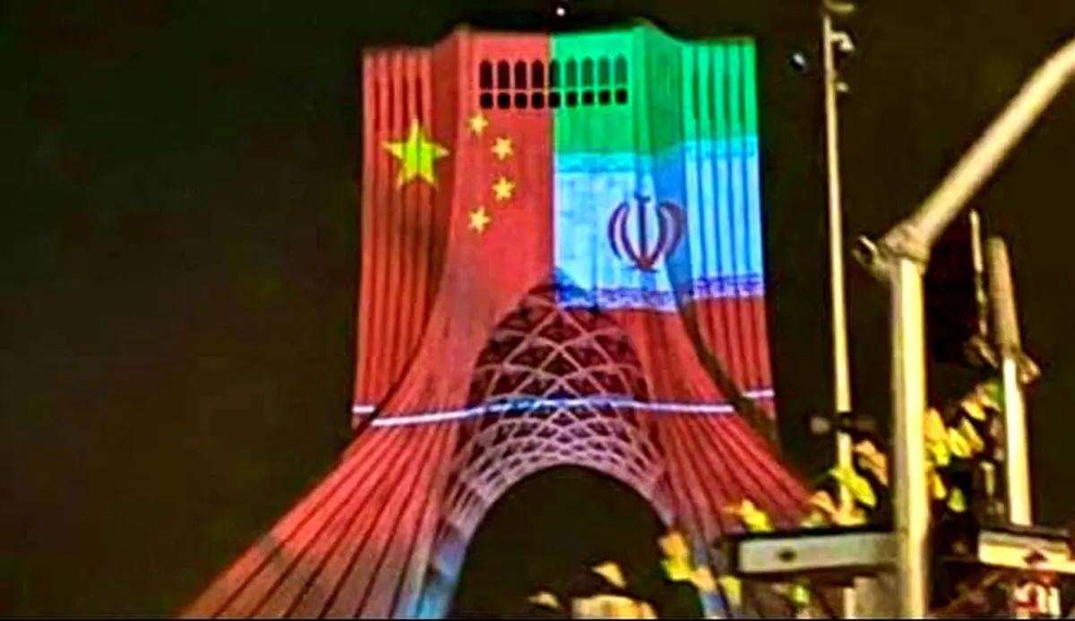 انتقاد نیش‌دار قوچانی درباره نمایش پرچم چین بر برج آزادی