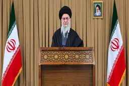رهبر انقلاب: دولت آمریکا شایسته ارتباط نیست