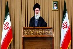 رهبر انقلاب: دولت آمریکا شایسته ارتباط نیست