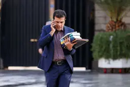 معاون علمی رئیس جمهور معاون اقتصادی خود را عزل کرد