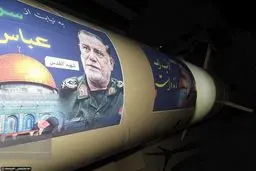 تصویر سیدحسن نصرالله و سردار نیلفروشان روی موشک‌های دیشب ایران