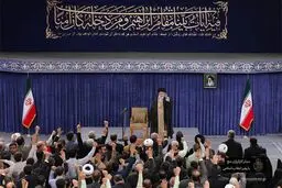 ترجمه آیه معنادار نصب شده در دیدار امروز کارگزاران حج با رهبر انقلاب
