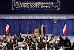 ترجمه آیه معنادار نصب شده در دیدار امروز کارگزاران حج با رهبر انقلاب