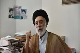 لحظه وداع و بوسه حجت‌الاسلام هادی خامنه‌ای با تابوت برادر شهید