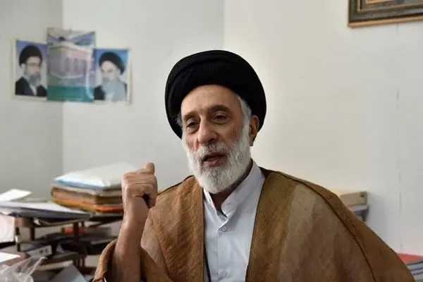 لحظه وداع و بوسه حجت‌الاسلام هادی خامنه‌ای با تابوت برادر شهید