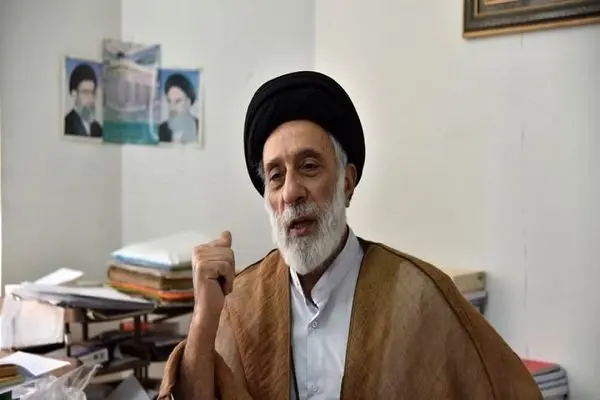 لحظه وداع و بوسه حجت‌الاسلام هادی خامنه‌ای با تابوت برادر شهید