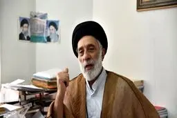 لحظه وداع و بوسه حجت‌الاسلام هادی خامنه‌ای با تابوت برادر شهید