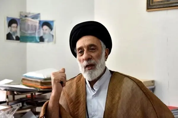 لحظه وداع و بوسه حجت‌الاسلام هادی خامنه‌ای با تابوت برادر شهید