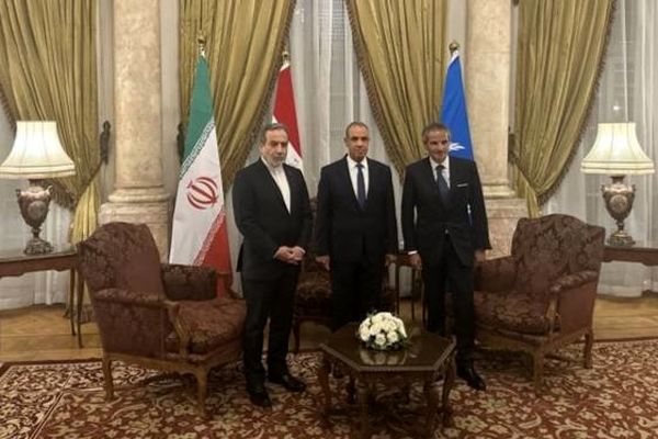 اولین عکس از دیدار عراقچی در قاهره با گروسی 