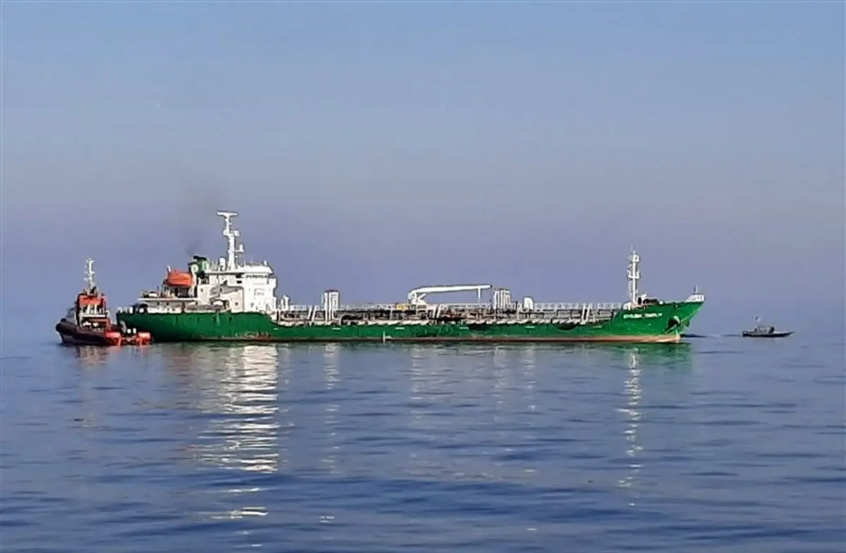 توقیف شناورهای حامل سوخت قاچاق و ۳۴ خدمه خارجی توسط سپاه
