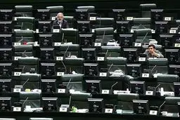 نیمه خواب مجلس