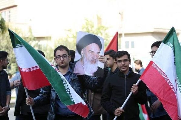 پرچم اسرائیل زیر پای دانش آموزان لگد مال شد