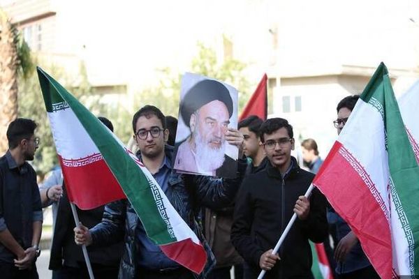 پرچم اسرائیل زیر پای دانش آموزان لگد مال شد