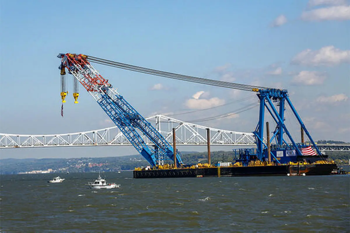 فیلمی باورنکردنی از بلند کردن یک کشتی نفتکش غول پیکر