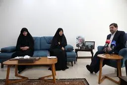 ابلاغ پیام ویژه رهبری توسط مخبر به خانواده شهید عباسی