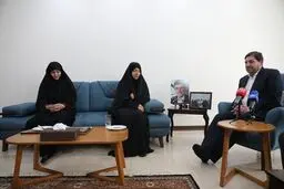 ابلاغ پیام ویژه رهبری توسط مخبر به خانواده شهید عباسی