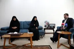 ابلاغ پیام ویژه رهبری توسط مخبر به خانواده شهید عباسی