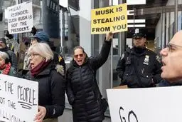 تجمع وسیع آمریکایی‌ها علیه ایلان ماسک