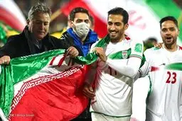 ببینید شادی ملی پوشان و کادرفنی روی چمن آزادی