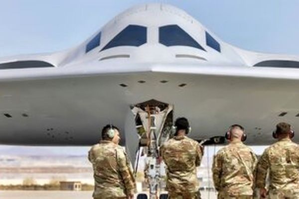 بمب جنگی آمریکا وسط میدان؛ B-۲۱ دوم آماده حمله به منطقه!