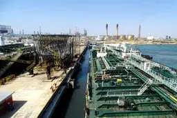 انتقال نفت توقیف شده ایران در یونان به یک نفتکش ایرانی آغاز شد