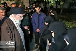 تصاویر نماز رهبر انقلاب بر پیکر «سردار موسوی»