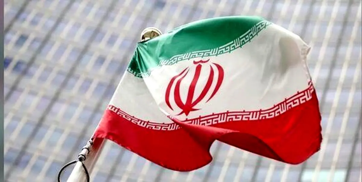 اهتزاز بزرگ‌ترین پرچم ایران بر فراز آسمان