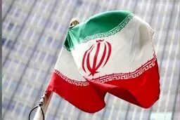 اهتزاز بزرگ‌ترین پرچم ایران بر فراز آسمان
