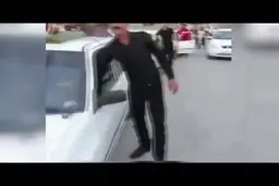 حرکت عجیب یک مرد در بلند کردن یک الاغ و کشیدن سه پراید متصل