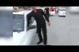 حرکت عجیب یک مرد در بلند کردن یک الاغ و کشیدن سه پراید متصل