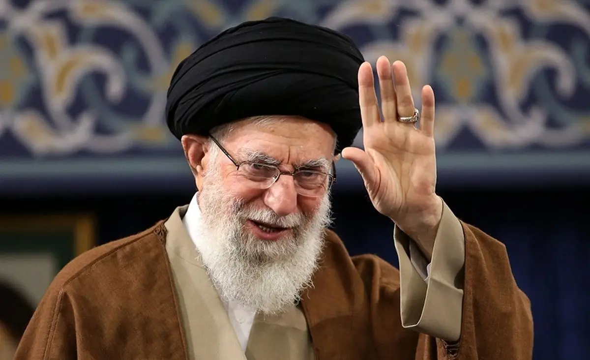 لحظه دیدار خانواده شهید عجمیان با رهبر انقلاب