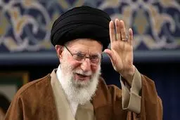 لحظه دیدار خانواده شهید عجمیان با رهبر انقلاب