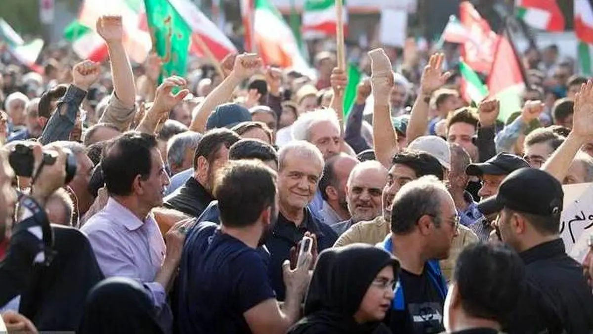 پزشکیان در اجتماع مردم تهران در میدان انقلاب