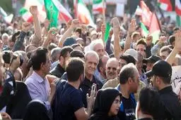 پزشکیان در اجتماع مردم تهران در میدان انقلاب