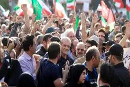 تصاویر رئیس‌جمهور در تجمع مردمی میدان انقلاب