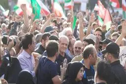 پزشکیان در اجتماع مردم تهران در میدان انقلاب