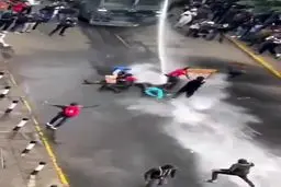 متفرق کردن معترضان آمریکایی با آبپاش در کالیفرنیا