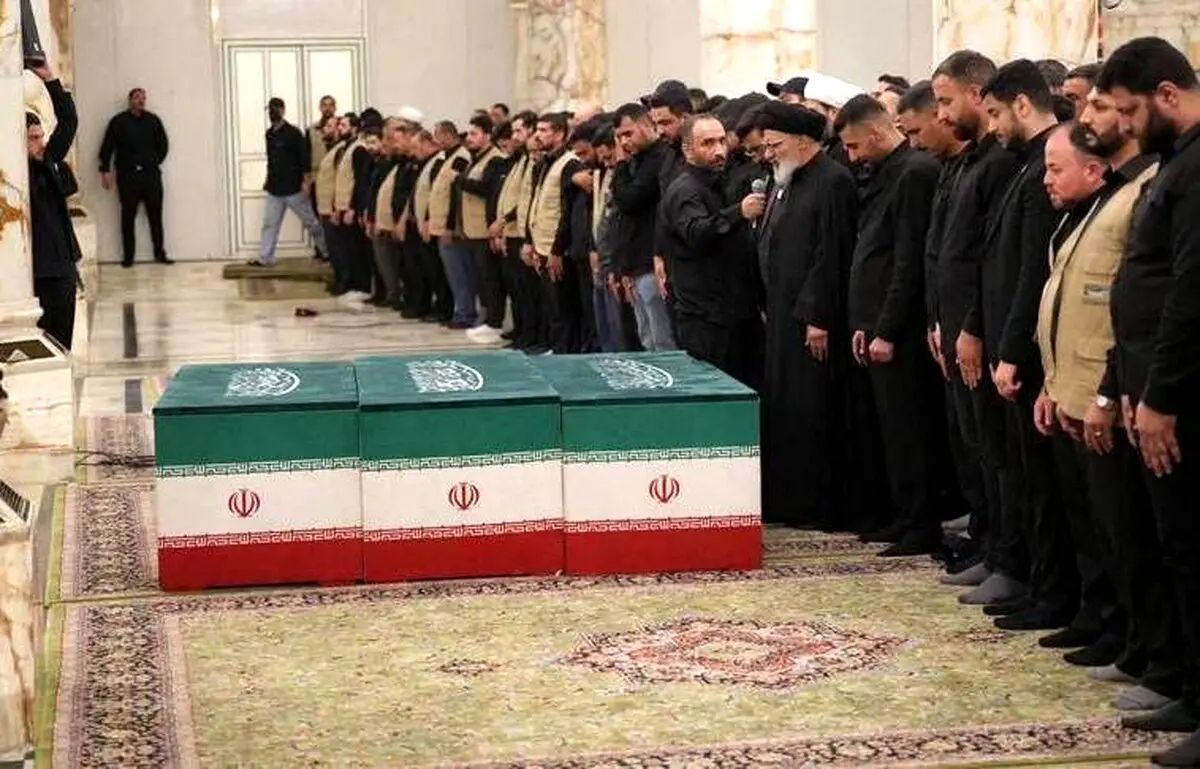 فیلم اقامه نماز بر پیکر قائد شهید در حرم مولا علی (ع)