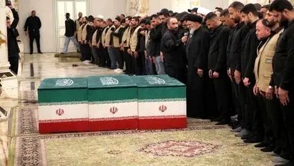 فیلم اقامه نماز بر پیکر قائد شهید در حرم مولا علی (ع)