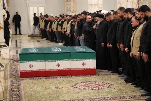 اقامه نماز بر پیکر قائد شهید در حرم مولا علی (ع)