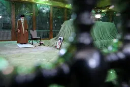 تصاویرحضور رهبر انقلاب در مرقد مطهر امام راحل و گلزار شهدا