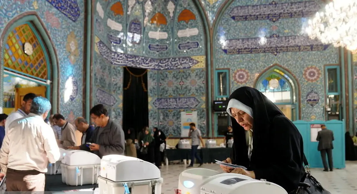 صف مردم  برای ورود به حسینیه ارشاد